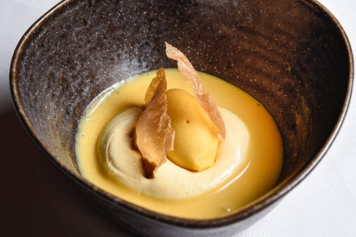 En el restaurante, el helado de agua termal se sirve con crema inglesa de fruta de la pasión.