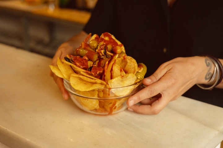 Dicen que sólo los valientes se atreven con su plato de papas y mejillones con salsa picante.
