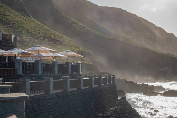 El. restaurante se encuentra frente a un acantilado.