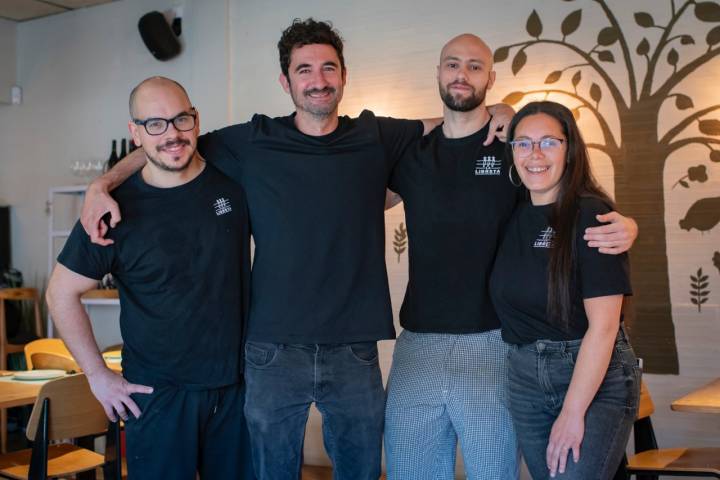 Jose, acompañado de Tamara, Rodrigo, Cristian y Adrián, el joven equipo de la Libreta. 