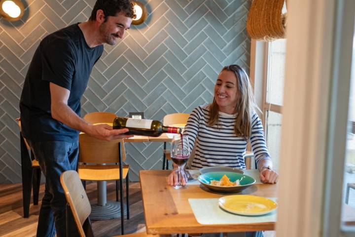 La bodega apuesta por vinos de Madrid y cervezas artesanas.