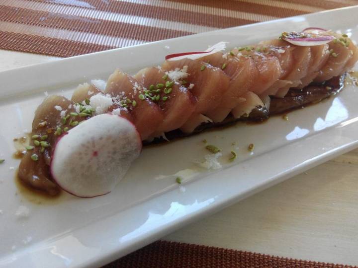 Sashimi de bonito sobre berenjena a la llama y miso. Foto: V.K.