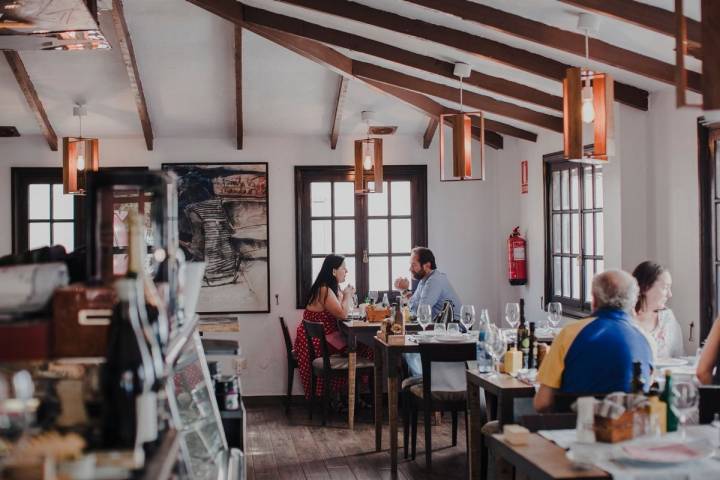 El salón del restaurante, luminoso y acogedor.