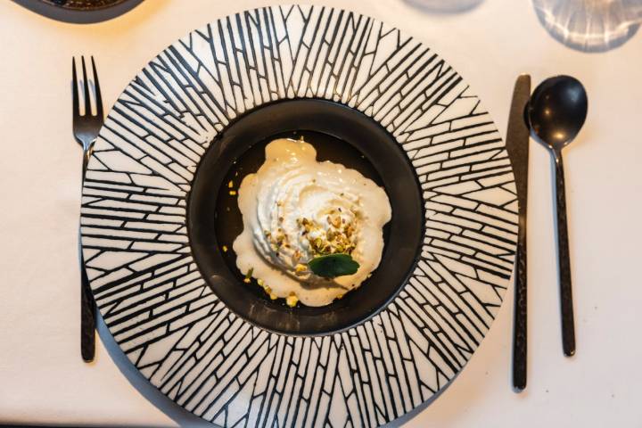 Ravioli de cordero con su caldo y gorgonzola.