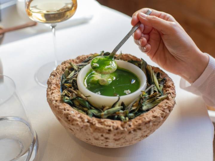 Royal de cigala y alcachofas escabechadas en limón encurtido, que casan de cine. 