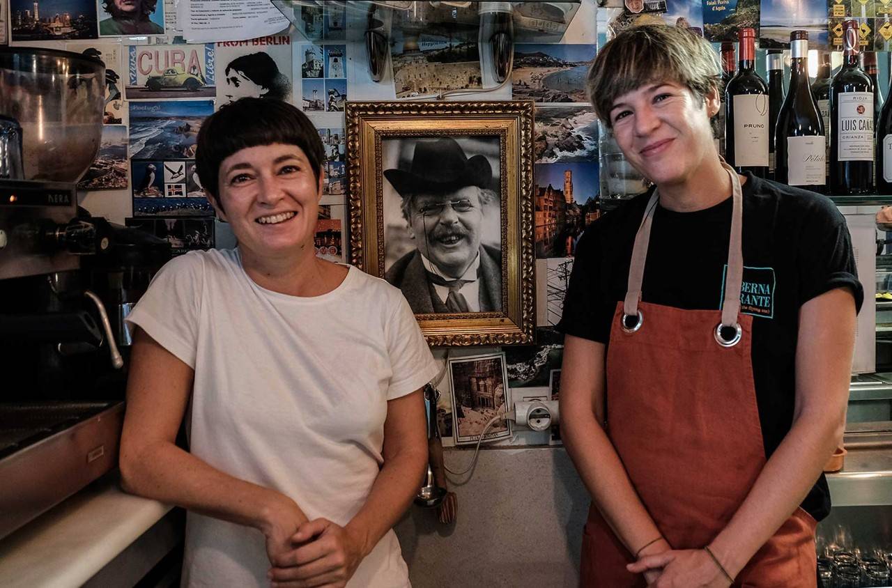 Jopi Hidalgo y Elena Vega posan junto al retrato de Chesterton.