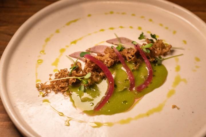 Tiradito de lengua de cordero con berro, cilantro, zumo de lima, ají…