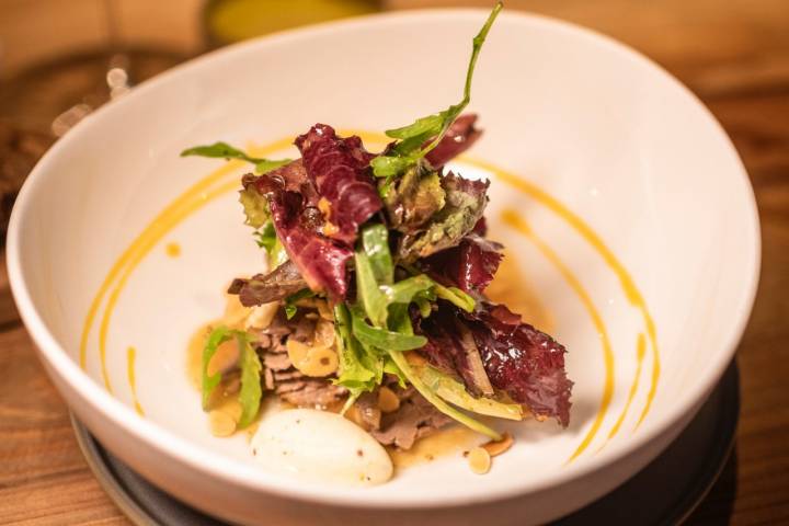 Ensalada de hígado de ternera con almendras y vinagreta de mostaza.