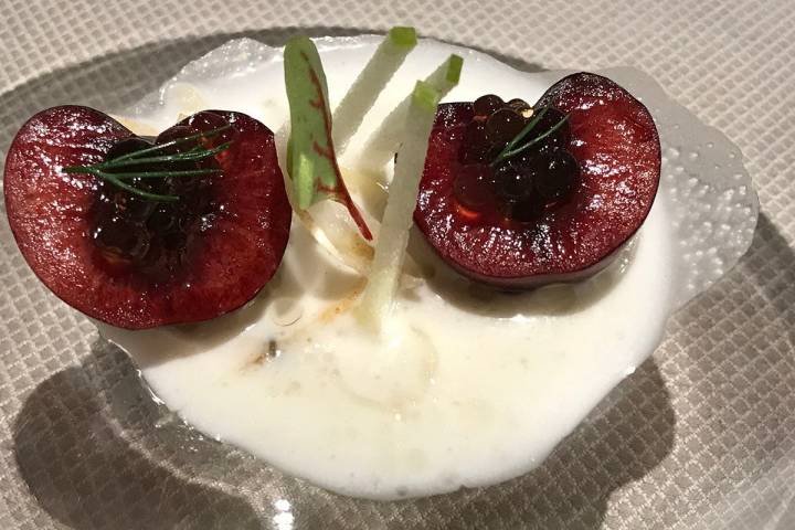 Ajoblanco de almendras con cerezas y arenques, perlas de palo cortado y manzana verde.