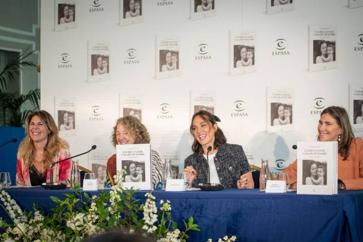 El acto de presentación del libro, distendido y protagonizado por mujeres.