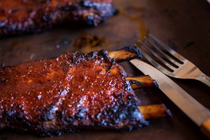 Costillas de cerdo glaseadas con salsa BBQ al estilo americano.