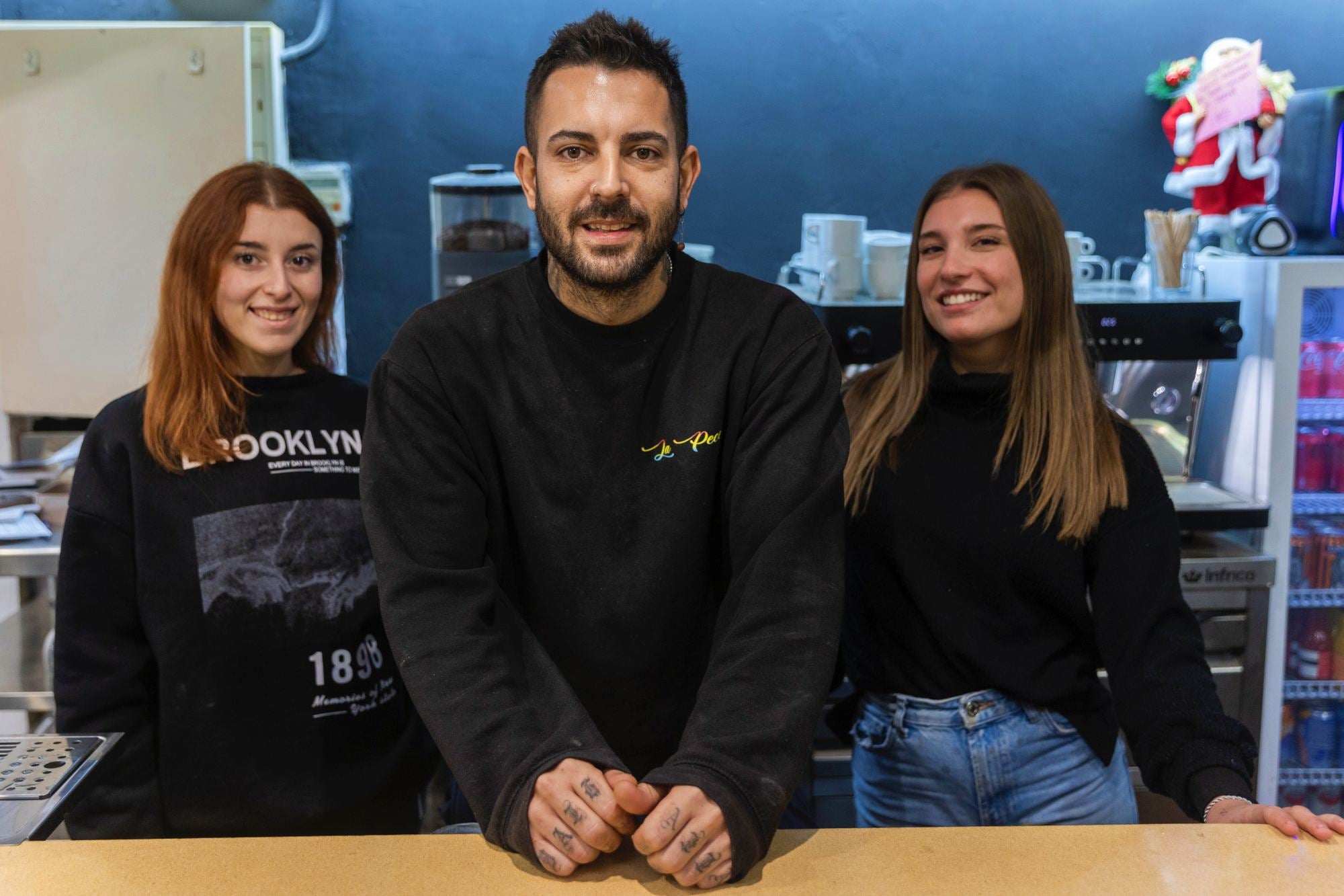 David Domínguez, propietario de 'La Pecera', junto a dos compañeras.