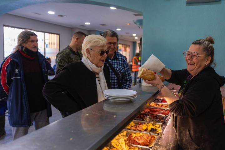 Servicio de bocadillos en el bar-restaurante 'La Mina'