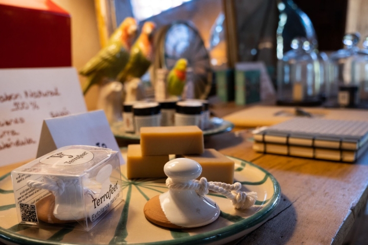 Dentro de la sala, en algunas mesas se ven artículos de artesanos que están a la venta.