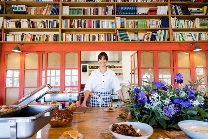 Lucía Arenzana, la chef, posa en la zona donde se ubica el bufé.