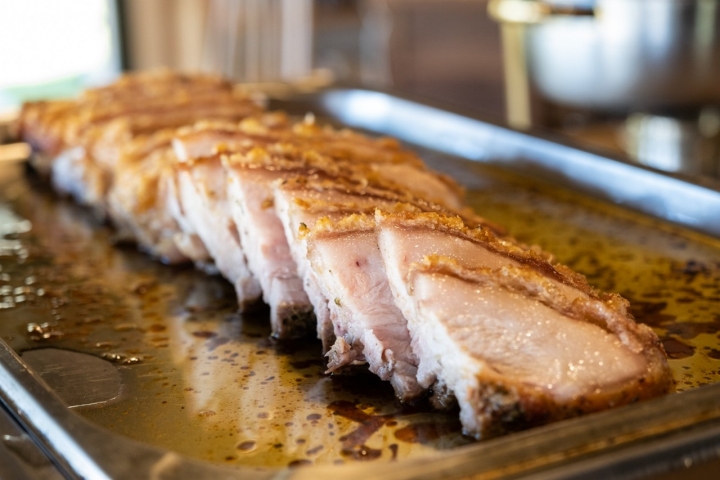 Panceta de cerdo marinada con hierbas y cocinada durante horas para lograr una piel muy crujiente.