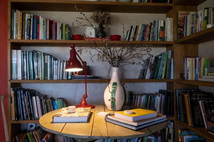 Una mesa en un rincón con libros en el local.