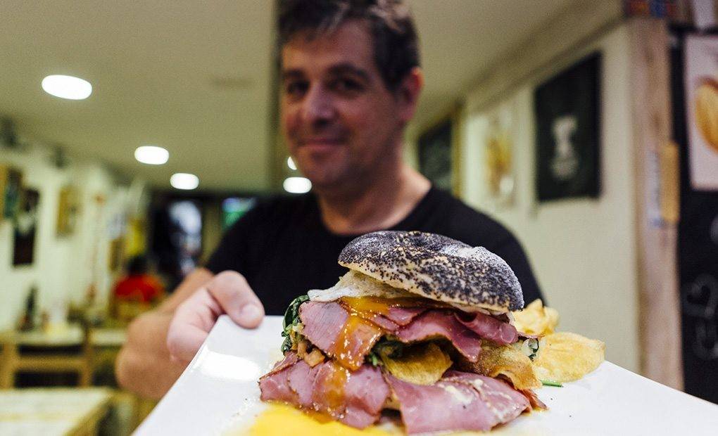 El 'american sensation: seis lonchas de pastrami en pan bagel