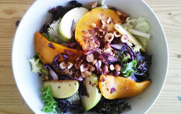 Una ensalada otoñal con manzana, col lombarda, calabaza y avellanas. /Foto: Sopa Barcelona.