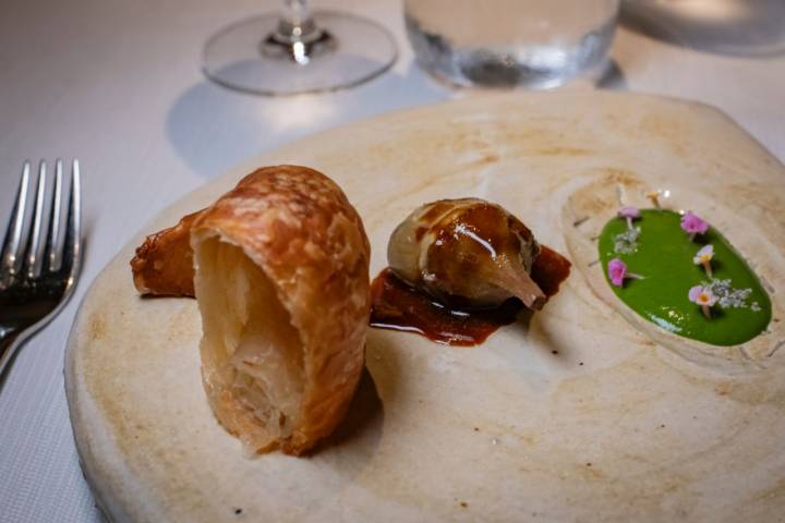 Alcachofa confitada y croissant de manteca de cerdo