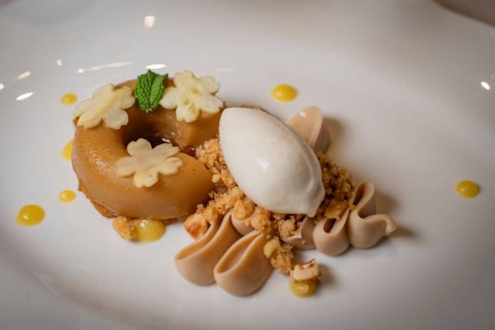 Tocinillo de cielo de chirivía con helado de limón.