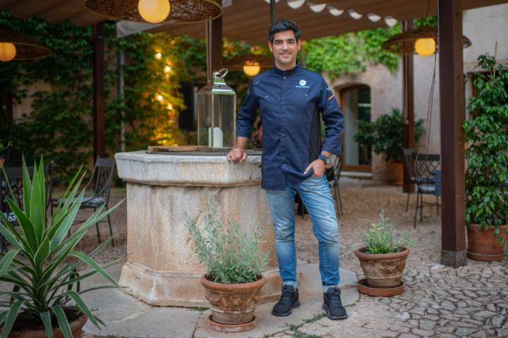 El chef Andreu Genestra frente a su restaurante.