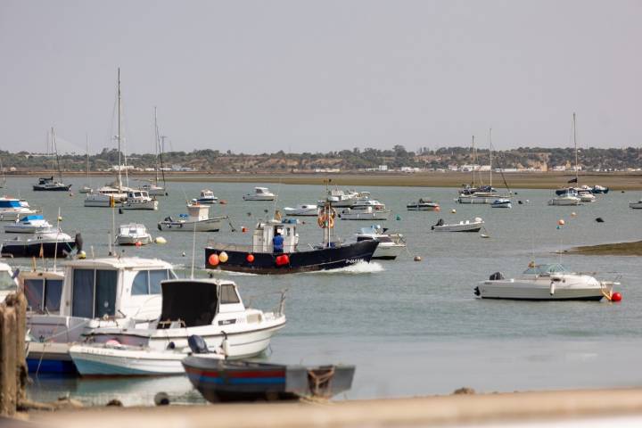 Barcos cerca del Poblado de Sancti Petri.