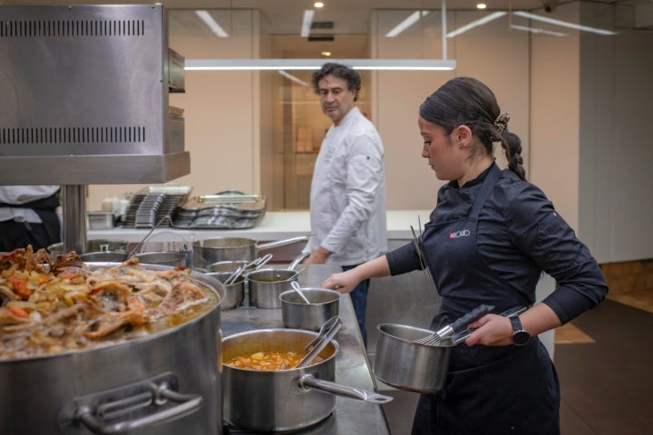 En la espaciosa cocina, alrededor de 12 personas preparan un menú redondo.