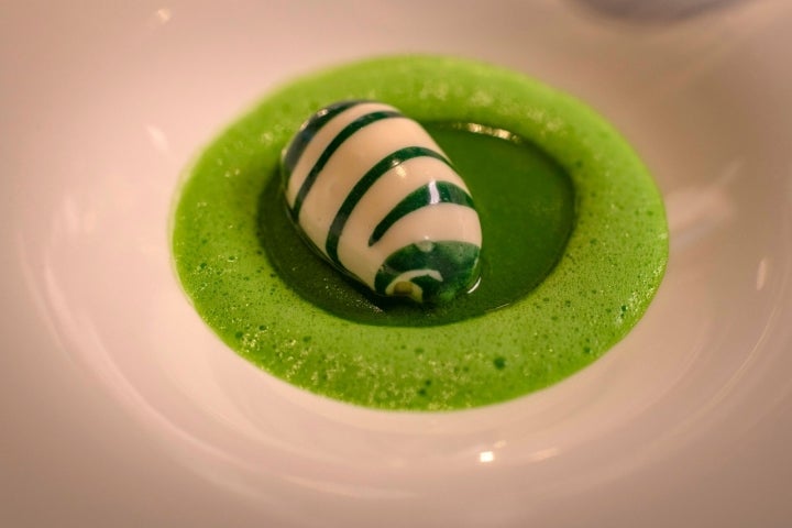 Chalota rellena de bacalao y su potaje.