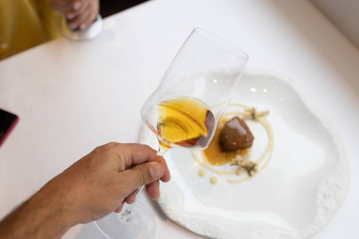 Dos copas de Jerez junto a un plato de atún.