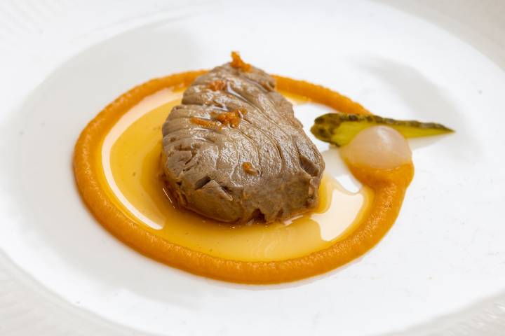 morrillo en escabeche de naranja, puré de zanahoria y cebolla encurtida.