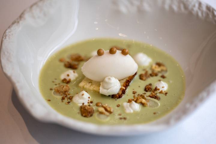 Sopa de té verde, bizcocho de yuzu, sorbete de yuzu y cítricos, nueces y chocolate blanco.Sopa de té verde, bizcocho de yuzu, sorbete de yuzu y cítricos, nueces y chocolate blanco.