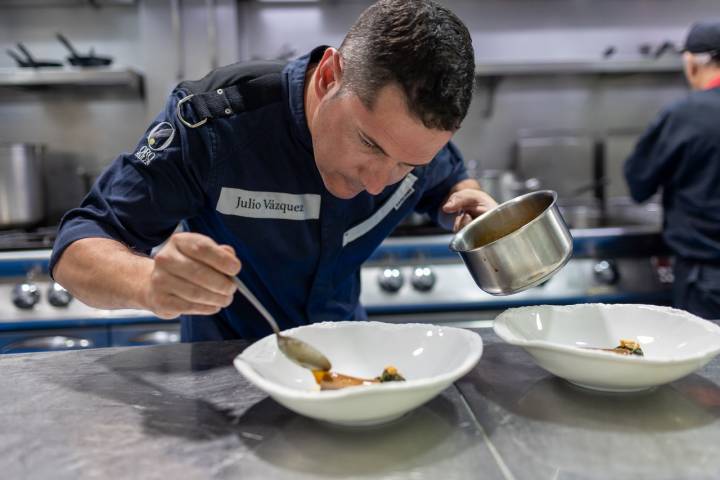 Julio Vázquez emplantando un pase en cocina.