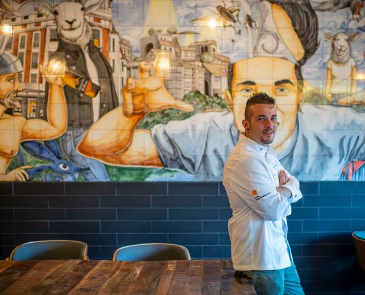 El chef de Talavera frente a su nuevo mural de cerámica.