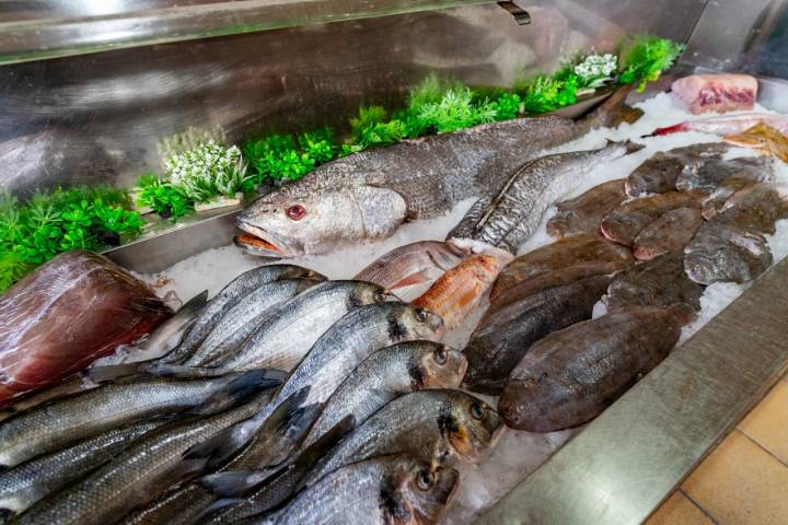 Pescado fresco de la zona, que traemos de Punta Umbría y de Isla Cristina.