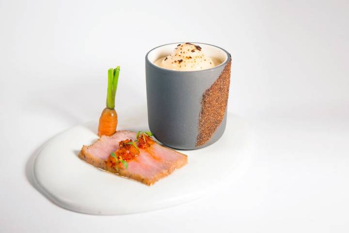 Cóctel de mezcal con espuma de ventresca de atún ahumada. Foto: Balfegó.