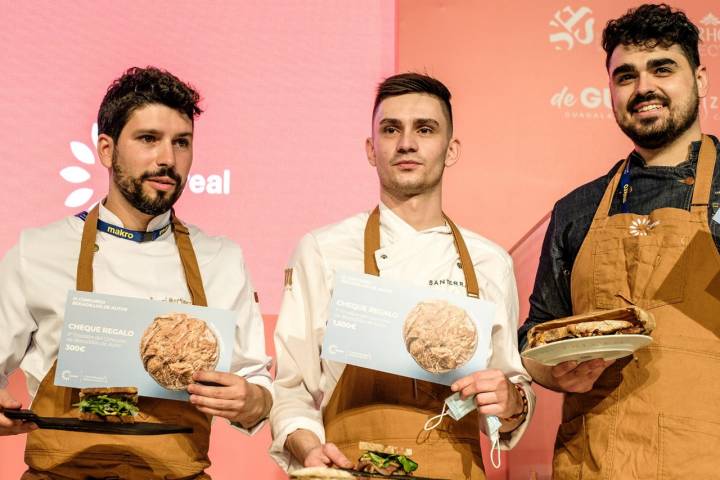 Los tres galardonados posando junto a su premio.