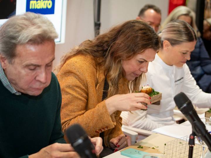 PARTICIPANTES:Carlos Gumiel González – Restaurante Biosfera – Tapa ‘Bocadillo de lechal sin pan’ – Federación Provincial de Turismo y Hostelería de GuadalajaraDiego Postigo Sanz – Restaurante Muxumartin – Tapa ‘Bocadillo prensado de ternera con piquillo y guindilla’ – Asociación de Empresarios de Hostelería de GipuzkoaIris Jordán Martín – Restaurante Ansils – Tapa ‘Bombón de escabeche de paloma’ – Asociación Provincial de Empresarios de Hostelería y Turismo de HuescaRoberto Garrido Moreno – Taberna Majareta – Tapa ‘Steak tartar de ciervo con Ninyo-Yaki de sopa castellana’ – Asociación Provincial de Empresarios de Hostelería y Turismo de ToledoIñigo Kortabitarte Bilbao – Restaurante Kobika – Tapa ‘Mr. Rabbit’ – Asociación de Empresarios de Hostelería de BizkaiaDavid Fernández Piracés – Bar-Restaurante Gratal – Tapa ‘Mis tres cerditos’ – Federación de Empresarios de Hostelería de Zaragoza