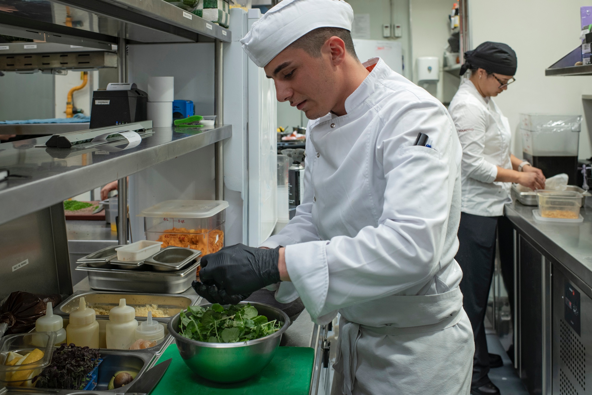 Cocinero con una ensalada.