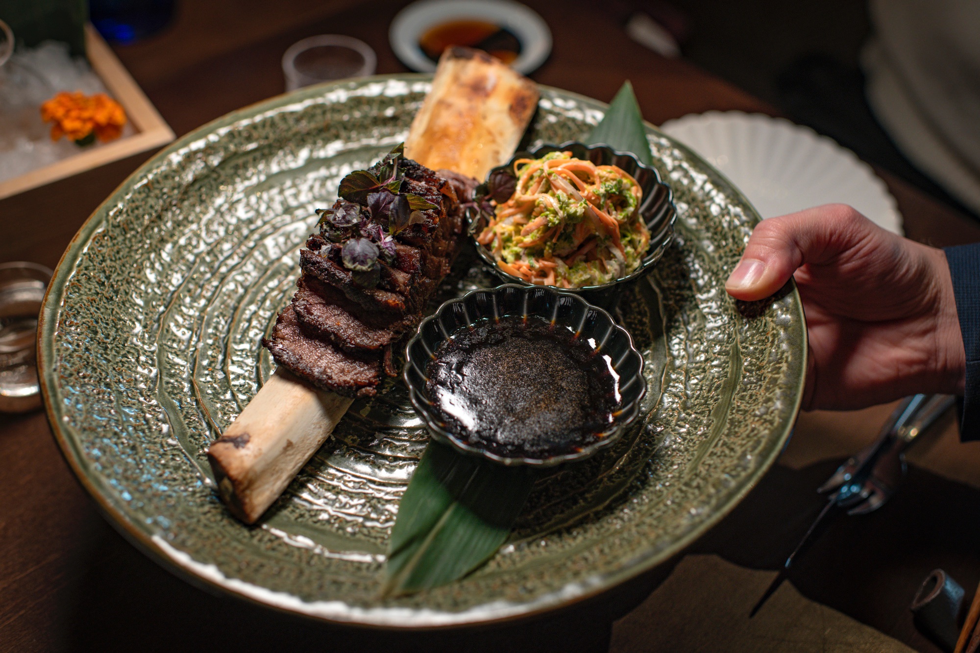 Costilla de Waygu ahumada con ensalada de col.