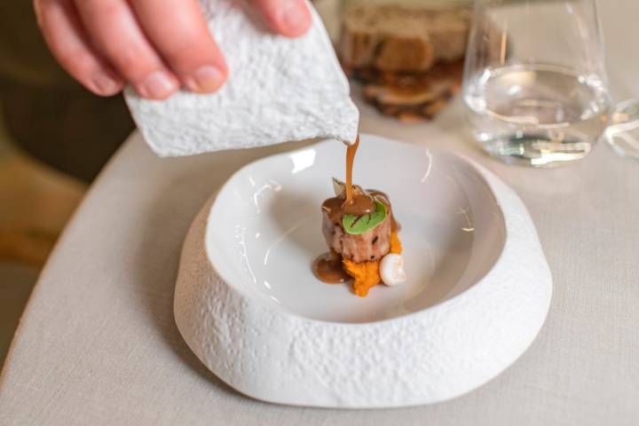 Contemplando:Javier termina en mesa el Royal de cordero Segureño, calabaza, hierbabuena y tuétano.