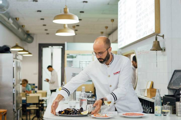 Pol Puigventós posando la ración de mejillones.