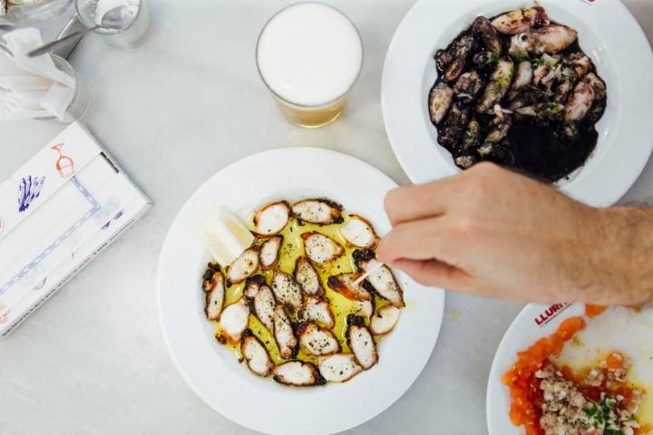 Pulpo seco, 'sepiola' y ensalada de anguila ahumada.