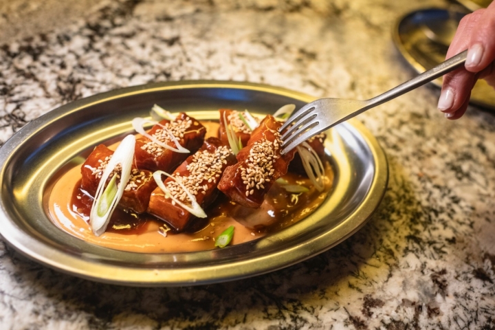 Panceta a baja temperatura glaseada con salsa toffee y miso rojo.