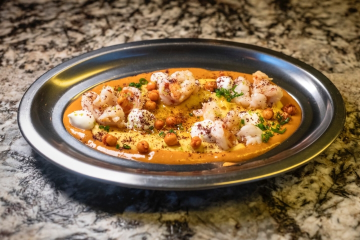 Crema de garbanzos, bisqué de gambas y gambones al ajillo.