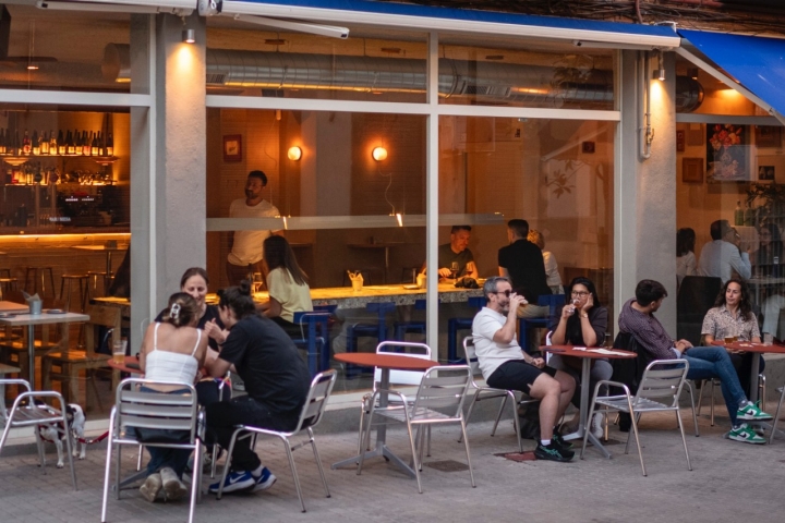 La terraza del restaurante se encuentra en una calle peatonalizada.