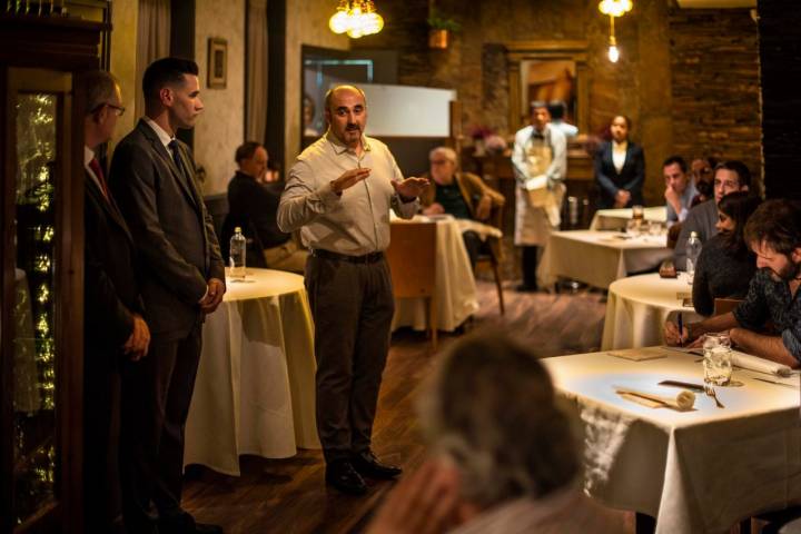 El truficultor Javier Acedo aportando detalles en el comedor de 'Membibre'.