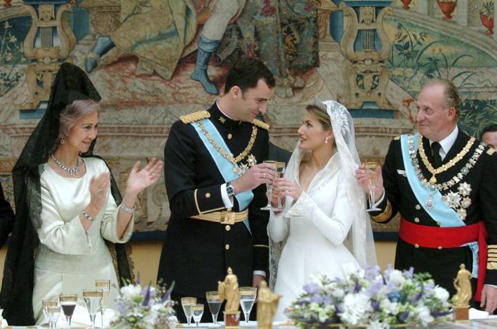 El brindis de los novios durante el banquete real.