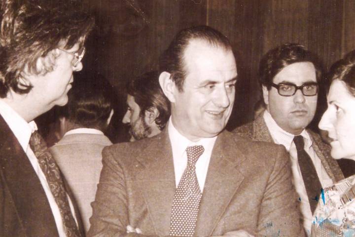 Mesa Redonda sobre gastronomía, 1976. A la izquierda Juan Gómez Soubrier, Paul Boucuse en el centro, a la derecha Ymelda Moreno (RAG), detrás Lopez Canís (Club de Gourmet) y Víctor de la Serna. Foto cedida por Belén Laguía.