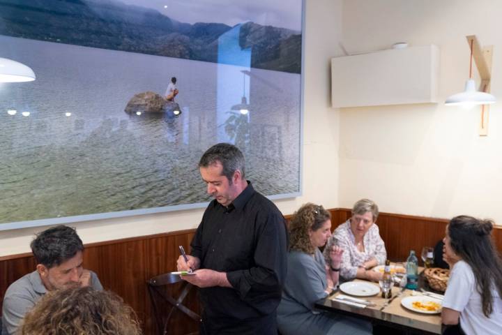 Una enorme fotografía algo nostálgica preside la sala.